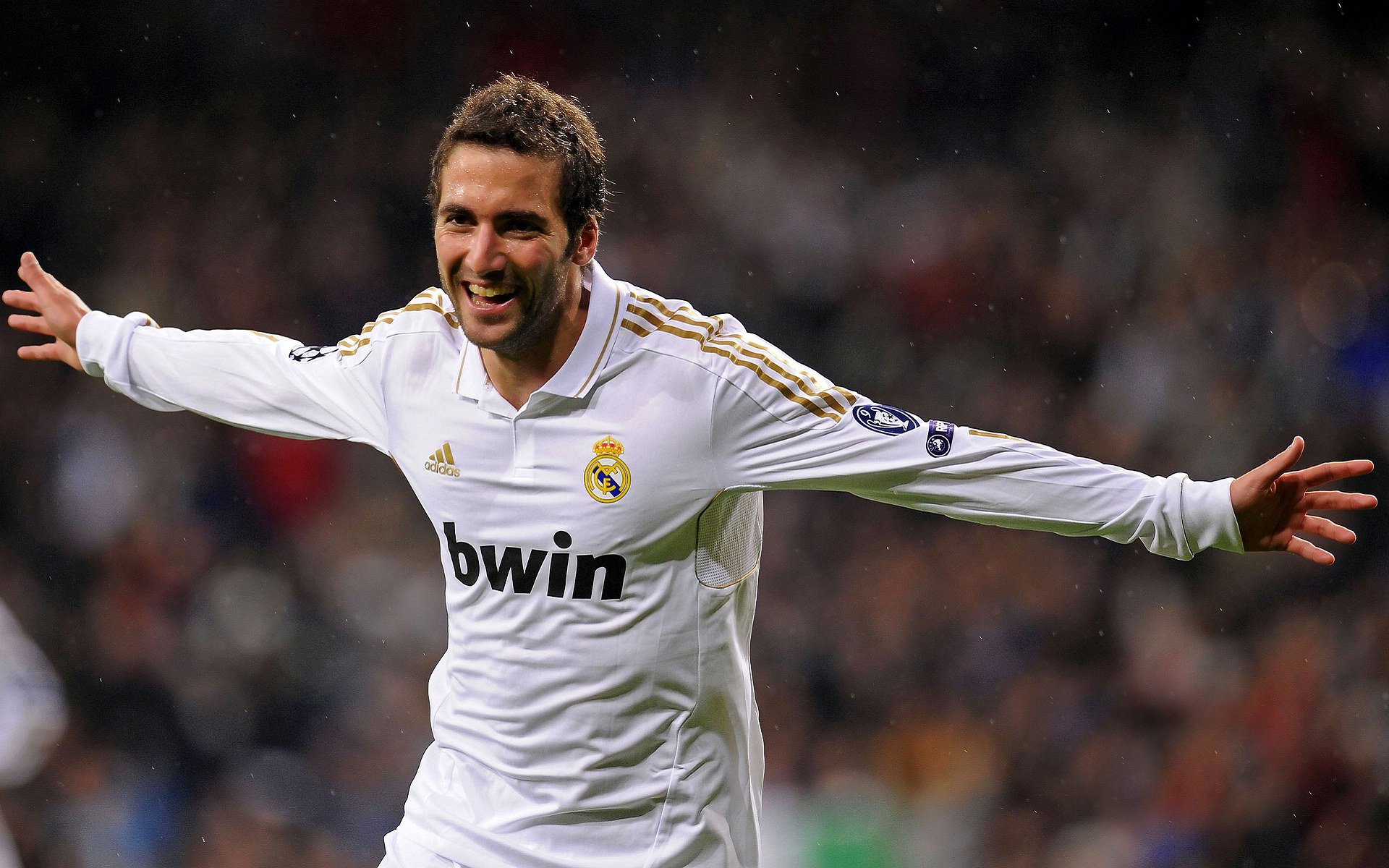 2-0！英超卫冕冠军大反弹，终结4连败+排名飙升第三，对手送2失误，英超冠军 2021