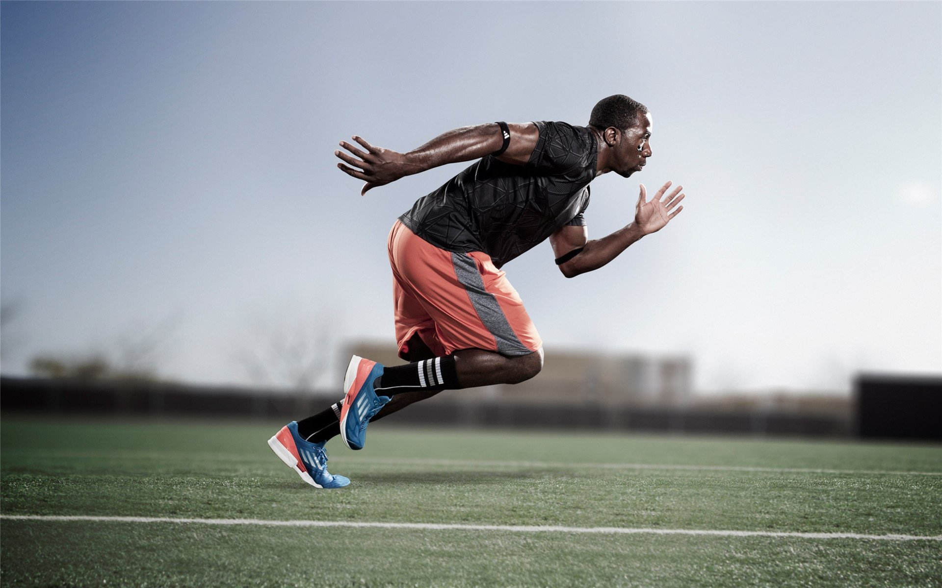 媒体报道：赛事专栏作者对热门对局的战术解读，热门对战平台